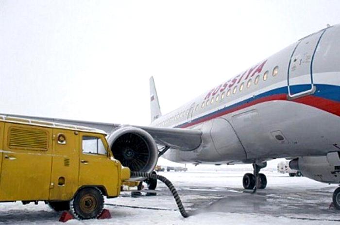 «Буханка» с авиадвигателем осуществляет дозаправку самолета. /Фото: obozrevatel.com