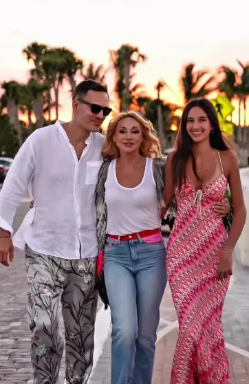 Платье с декольте и кабриолет: дочь Кристины Орбакайте отметила 14-летие в Майами ЗемцоваКлавдия, Орбакайте, Земцова, Клавдии, Кристины, бизнесмена, дочери, также, родителямиКлавдия, живёт, мужем, Единственной, учится, обычной, свободно, американской, школе, рассказывала, говорит, языках