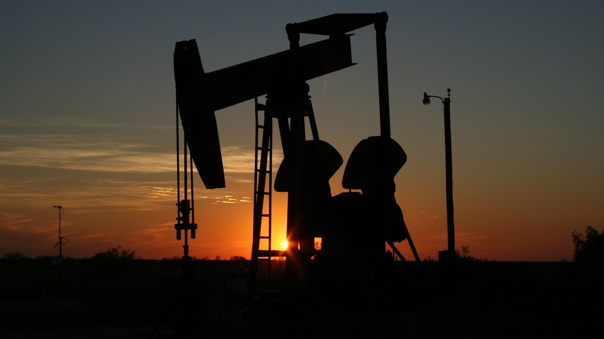 Стоимость нефти пошла вниз на фоне предположений о выходе ОАЭ из картеля ОПЕК