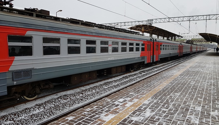 Около 400. Поезд 6527 Санкт-Петербург Балтийский. Электричка на Балтийском вокзале. Электричка Гатчина Балтийская. Гатчина-Санкт-Петербург электричка.