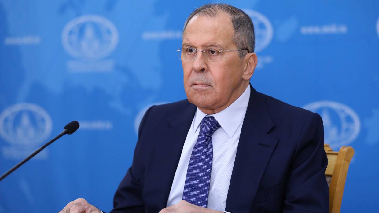 Сергею Лаврову подарили стеклянную вазу для виски в Норвегии