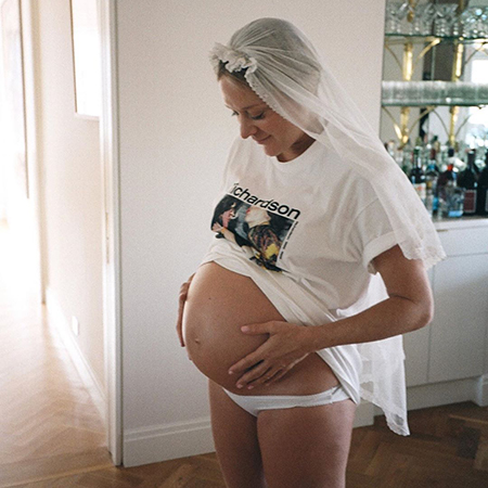 Беременная Хлоя Севиньи прокомментировала запрет на партнерские роды в Нью-Йорке: 