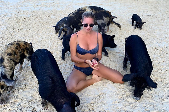 Свиньи, утки и океан: Елена Летучая с мужем отдыхает на Багамских островах
