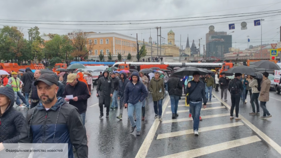 Провокаторы требовали выдачи сотрудника ОМОН Украине на митинге в Москве колонна