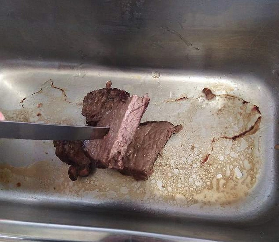 Австралия: мужчина оставил кусок мяса на несколько часов в салоне авто Австралия: мужчина оставил кусок мяса на несколько часов в салоне авто авто и мото,автоновости