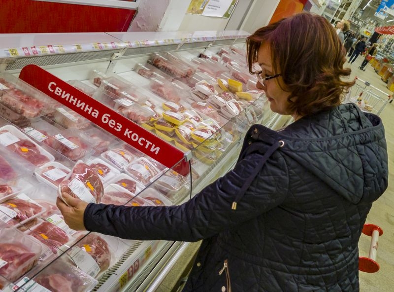 "Мы бешено нищаем и идем к колбасе из картона": Потапенко – о рекордном обвале спроса на мясо