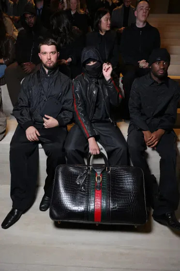 Неделя моды в Милане: Деми Мур в новом образе, Рената Литвинова с дочерью, Арина Соболенко и Кейт Мосс на показе Gucci Версаче, Донателла, Литвинова, Gucci, Милане, Арина, Рената, чёрной, Ромео, многие, пришла, Соболенко, Демны, экстремистской, организацией, коллекции, Пэрис, показ, ФеррариEsDeeKidПо, подиуму