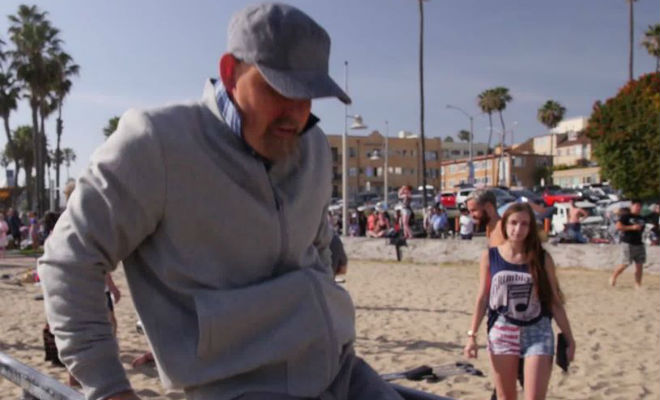 Мастер спорта переоделся в пенсионера и отправился на пляжный турник: упражнения повторить не смог никто