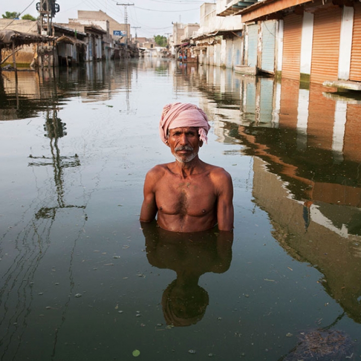 Шокирующие фото людей в затопленных домах