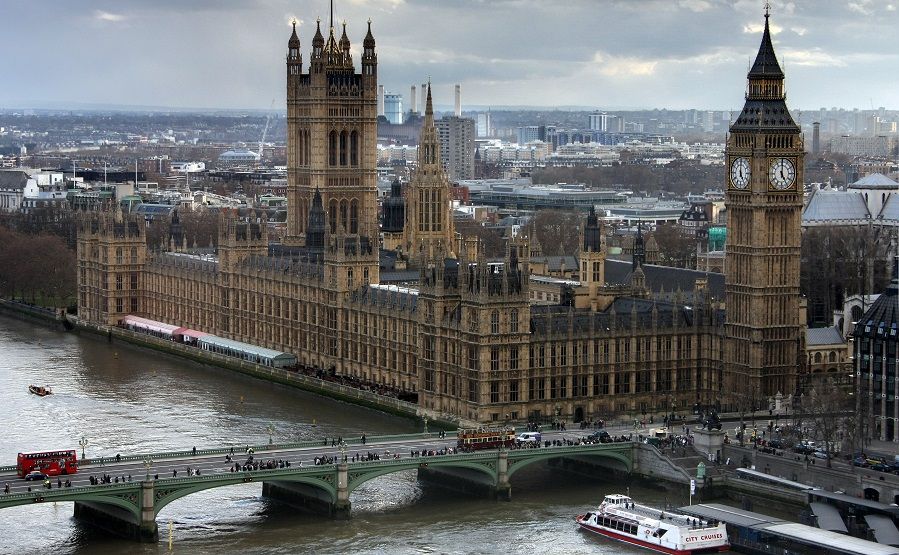 Здание британского парламента предложили обогревать с помощью турбин на Темзе