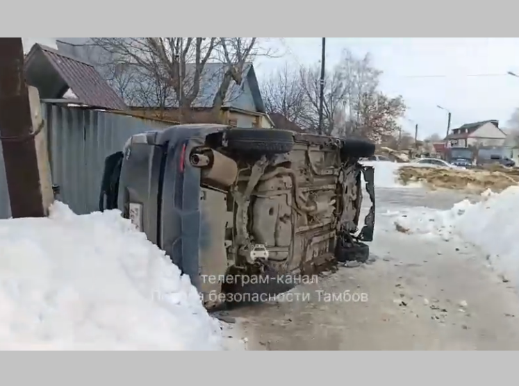 В Тамбове на Пролетарской иномарка улетела под калитку частного дома