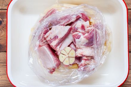 Свиные рёбра с картофелем в рукаве. Этап: 4