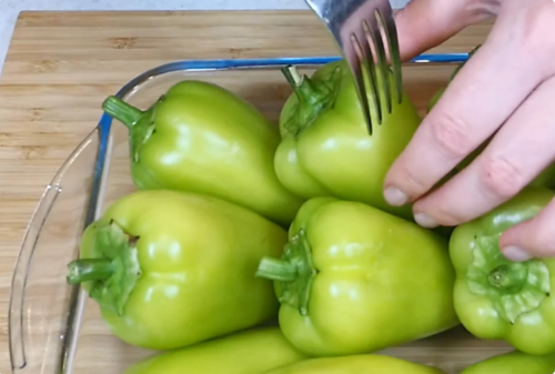 Рецепт очень вкусной закуски из болгарского перца в сметанном соусе