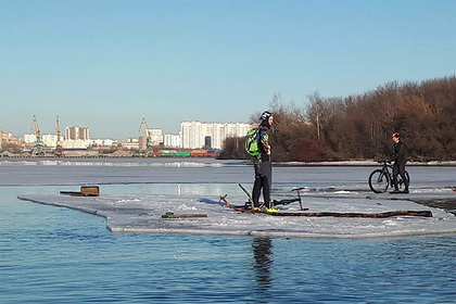 Российских велосипедистов спасли с отколовшейся льдины на Москве-реке Россия