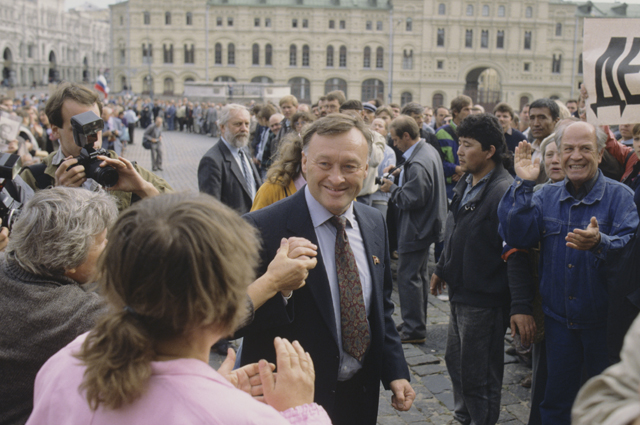 Народный депутат СССР, бывший генерал-майор КГБ Олег Данилович Калугин в центре Москвы, 1991 год.