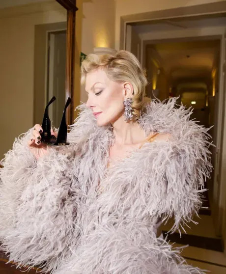 Рената Литвинова в платье с перьями посетила показ Gucci ЛитвиноваРената, Gucci, Литвинова, Рената, своего, показала, посетила, показ, Актриса, кожаной, которую, декольте, блузе, 59летняя, пальто, синем, брошь, позировала, показа, незадолго