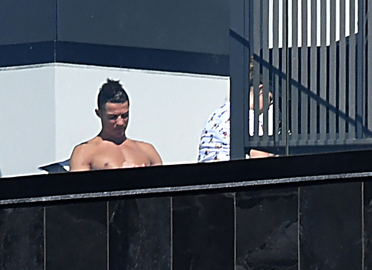 Как проводит время Криштиану Роналду на карантине: фото дня Как проводит время Криштиану Роналду на карантине: фото дня Звезды,Новости о звездах