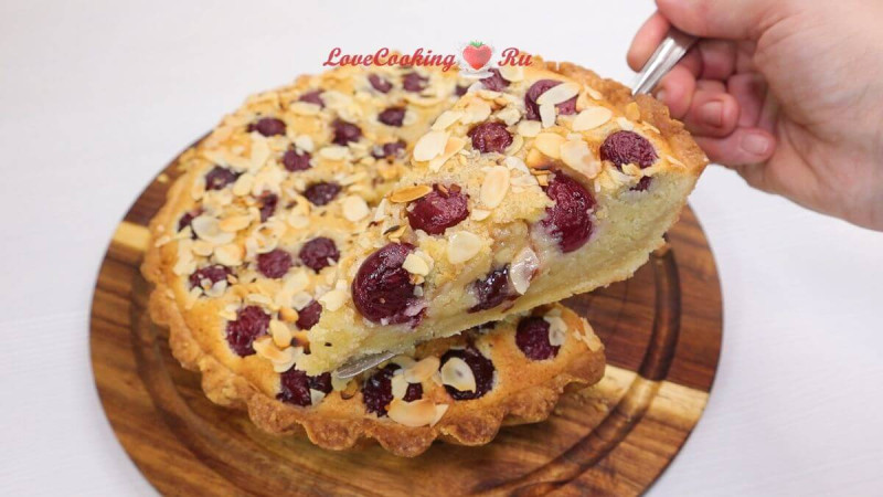 Песочный пирог с черешней и миндальным кремом