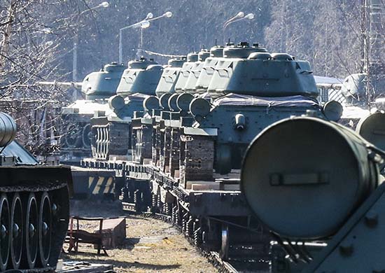 В преддверии парада Победы в подмосковном Алабино приняли эшелон с танками Т-34, которые проходили капитальный ремонт и реставрацию в Санкт-Петербурге