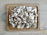 Фото приготовления рецепта: Тушёная картошка с мясом, грибами и сметаной - шаг №7