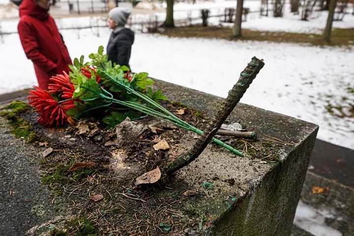 Полиция Латвии нашла украденную с советского мемориала пушку