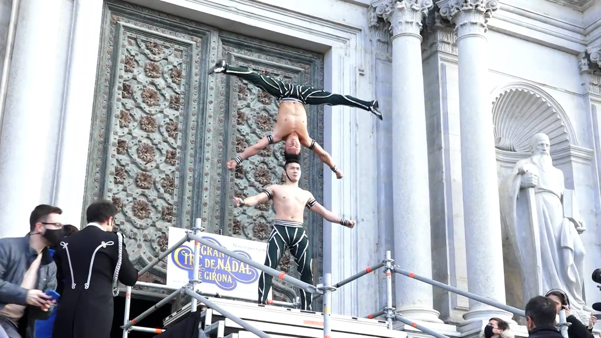Братья-акробаты из Вьетнама установили новый мировой рекорд в Испании Общество