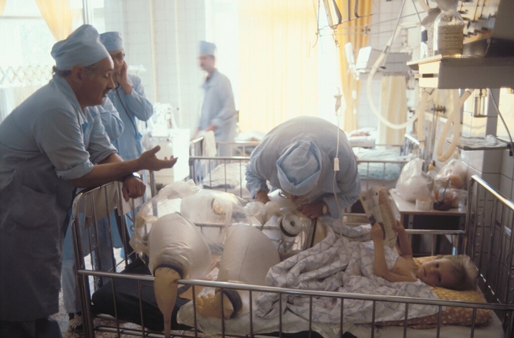 Спасать каждый день жизни детей: серия снимков 1984 года о работе детского хирурга врачи,дети,здоровье,медицина