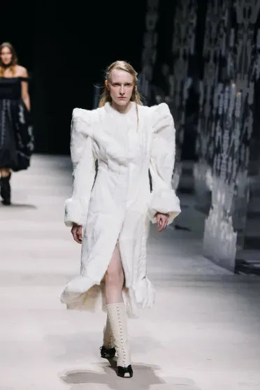 Александр Рогов, Эвелина Хромченко, Юлия Барановская и Мария Миногарова на показе Алёны Ахмадуллиной Alena, Akhmadullina, весналето, 2026Показ, показе, Миногарова, 2026Мария, 2026Миша, Рогов, посетили, Приданое, Ахмадуллина, коллекции, новой, показ, памяти, красоте, вещей, которые, невестыКоллекция