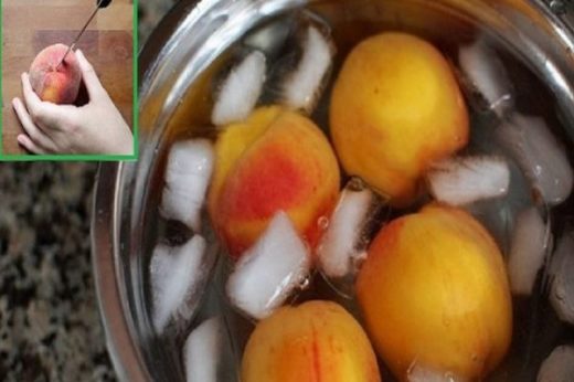Парень сделал надрезы на персике и опустил в ледяную воду. Когда узнала, зачем, поспешила повторить