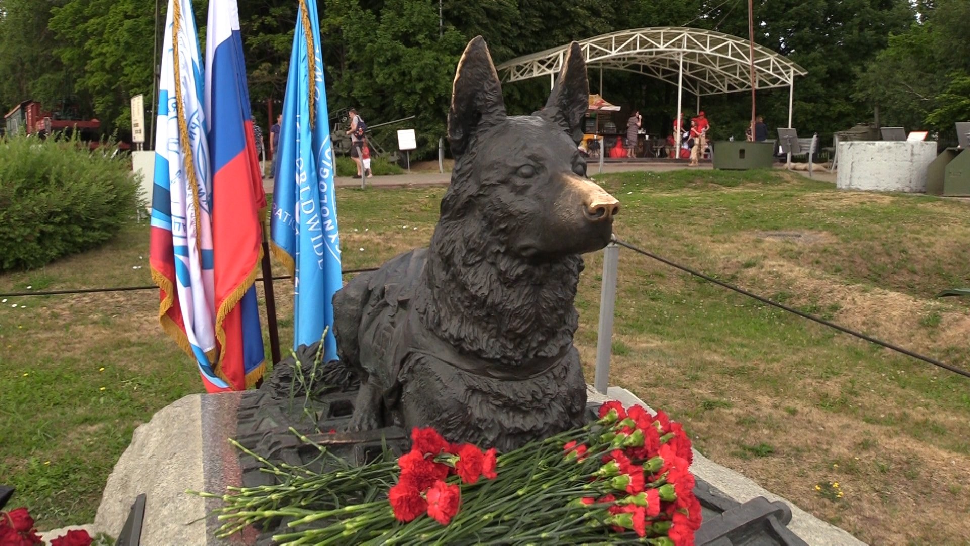 Памятник фронтовой собаке на поклонной