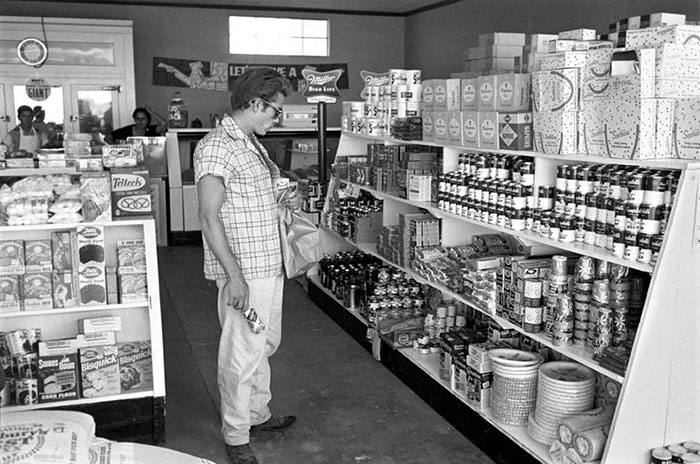 Американский актер Джеймс Дин рассматривает товары первой необходимости. Марфа, Техас, 1955 год.