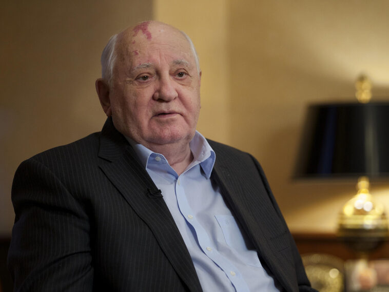 На руках нет живого места: жуткое фото 91-летнего Горбачева из больницы слили в Сеть (ФОТО)