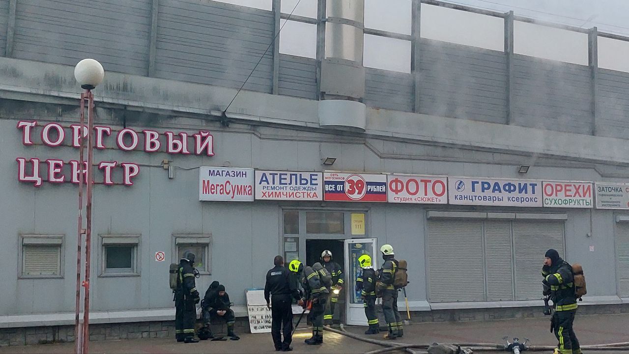 Пламя охватило торговый центр в Кировском районе Петербурга