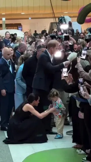 Меган Маркл опубликовала видео из поездки в Австралию, за которую их с принцем Гарри раскритиковали Меган, видео, МарклКадры, Гарри, также, Маркл, поездку, время, больницу, визита, детскую, попытке, Дианы, обвинили, детей, критикуют, тысяч, вызвали, выжившими, назвали