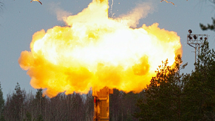 "ОБМОТАЛИ СТЫК МОКРОЙ ТКАНЬЮ, НАЧАЛСЯ ПОЖАР": ПОДЛИННАЯ ИСТОРИЯ КОСМИЧЕСКОГО ФИАСКО