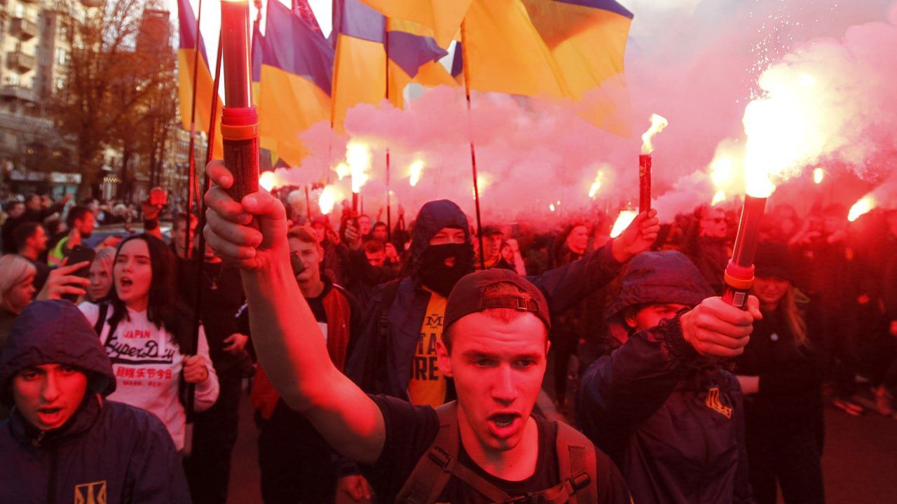 Жители Западной Украины набрасываются на людей из-за русского языка Жители Западной Украины набрасываются на людей из-за русского языка