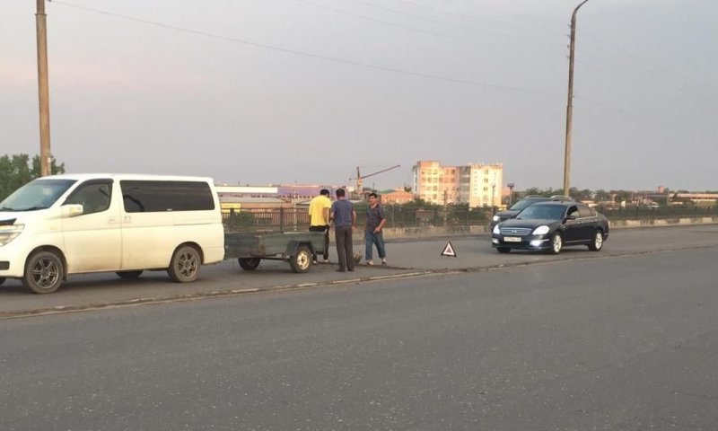 В Астрахани мужчины сами ремонтируют дороги, не дожидаясь властей дороги,на злобу дня