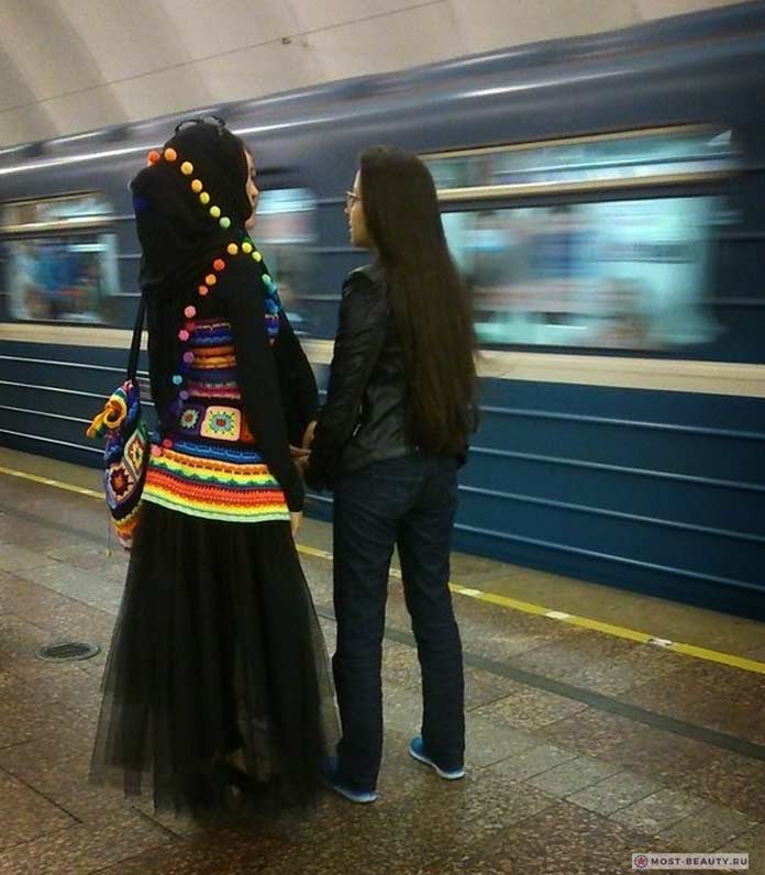 Удивительные фотографии модниц в метро: Необычный наряд