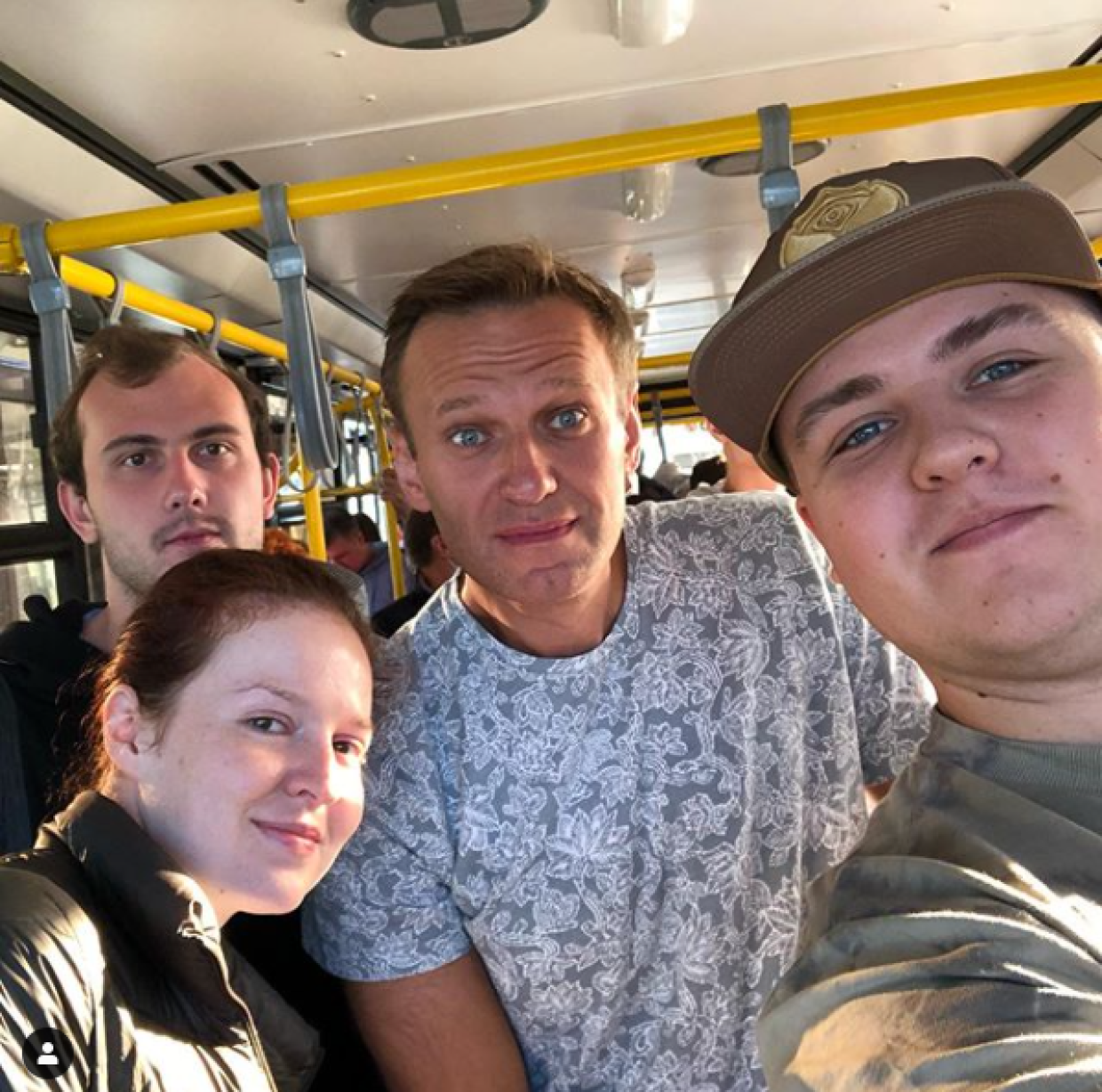 Навальный в автобусе при аэропорте на пути к самолету в Томске