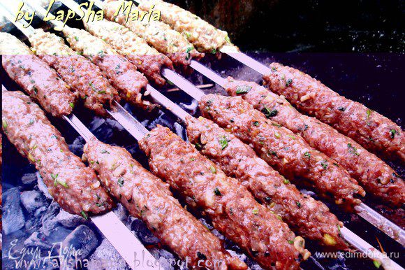 Люля-кебаб на углях со слоеными пряными лепешками и соусом "Маринара" выпечка,кулинария,мясные блюда,соусы