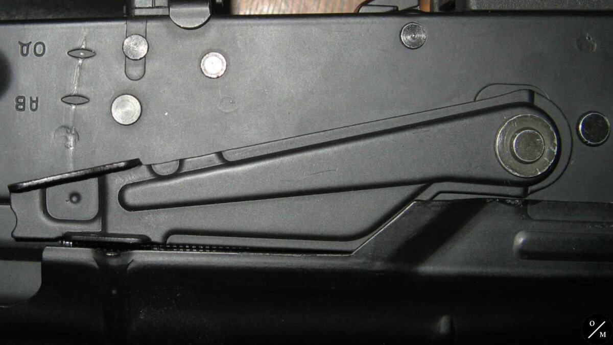 На картинке переводчик огня у АК-47