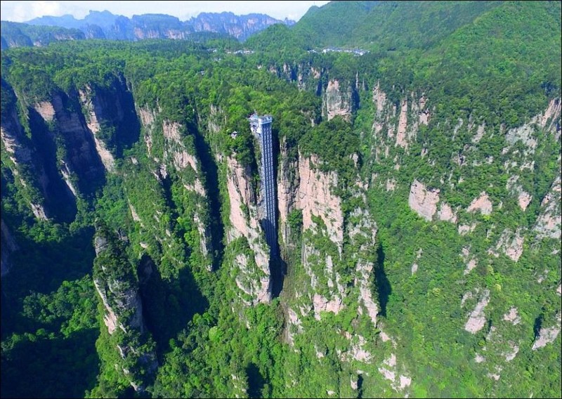 Bailong Elevator – самый высокий лифт в мире, поднимающий туристов на вершину скалы авиатур