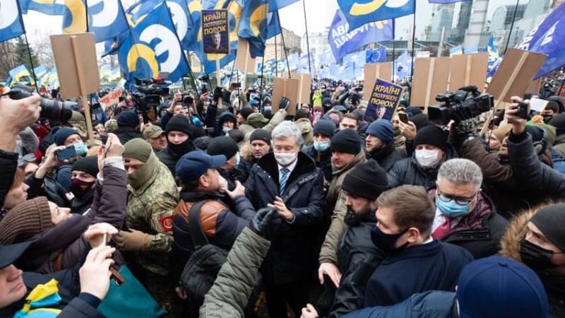 Оспаривающему меру пресечения Порошенко «подогнали» активистов на митинг у здания суда