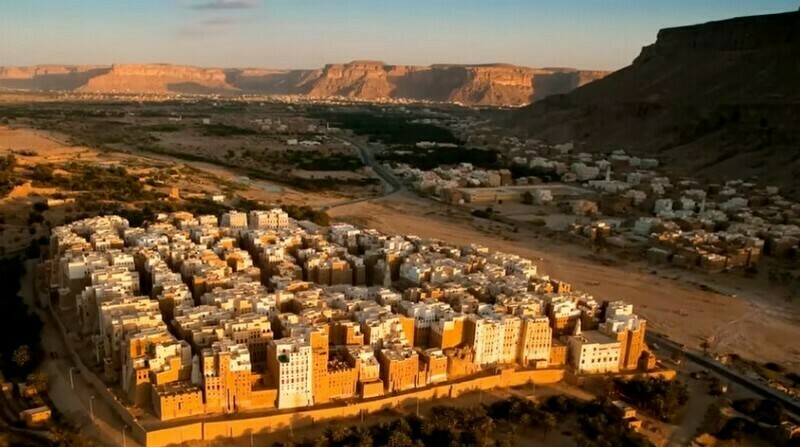 Видео: древний город первых небоскребов, который построили в пустыне