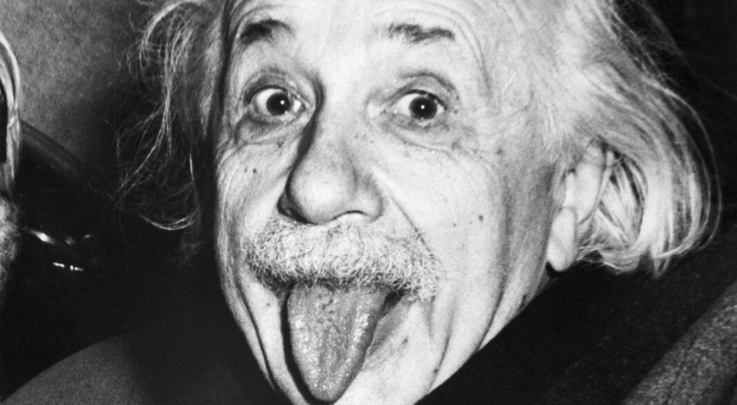Почему Эйнштейн показывает язык и что было вырезано из кадра (1951 г.). История, стоящая за культовой фотографией Эйнштейн, когда, Зассе, ученый, работал, сделать, время, собирался, публиковать, попросил, момент, Артур, фотографу, забавной, снимок, очень, отпечатков, улыбаться, самый, слышали