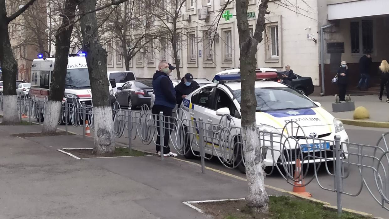 Полицейский расстрелял сотрудников. В Киеве расстреляли машину. События в Киеве.