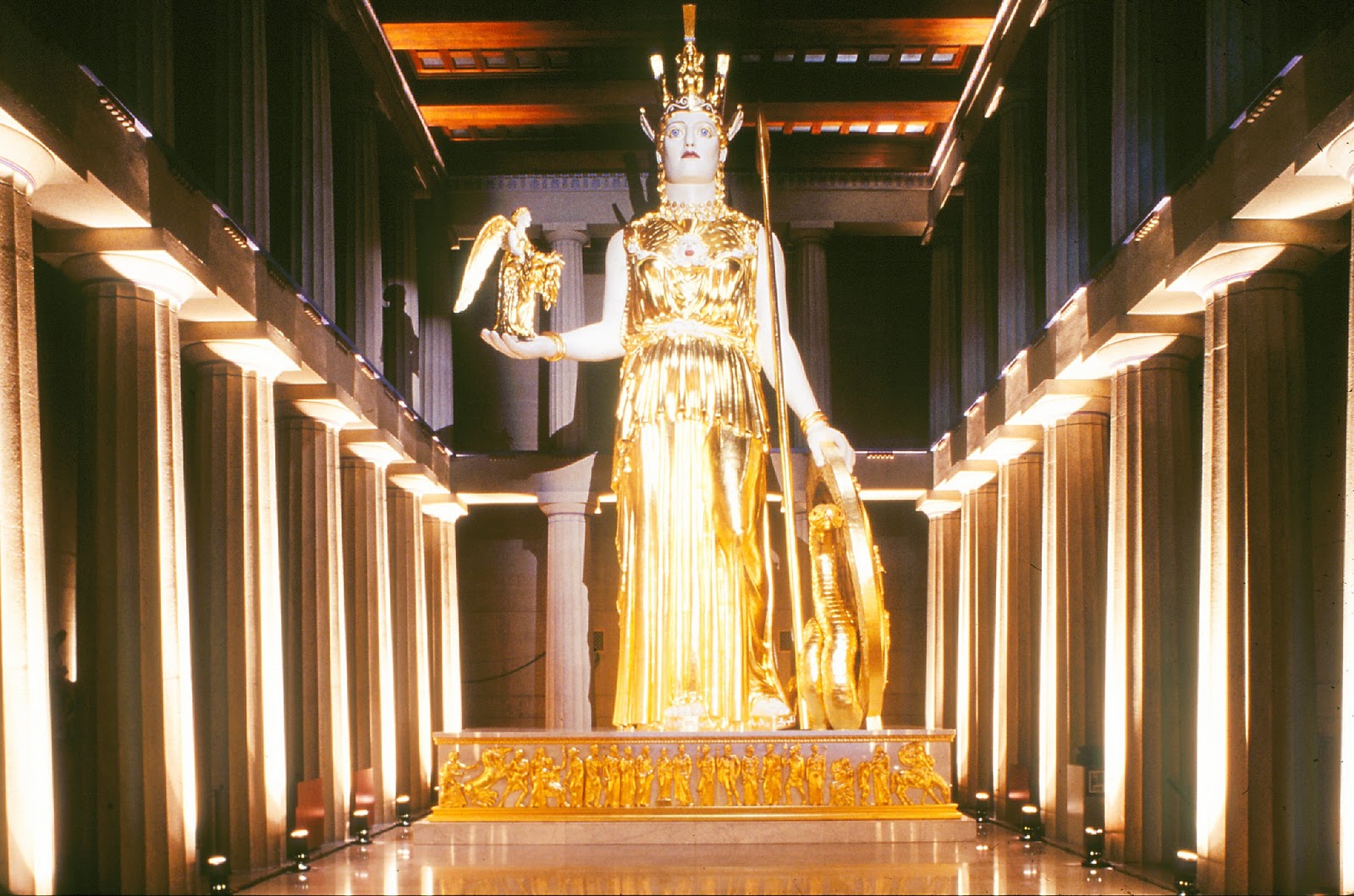 Где находится золотой памятник. Статуя Афины Парфенос. Фидий Афина Парфенос. Храм Афины Парфенос Парфенон. Статуя Афины Парфенос Фидий.