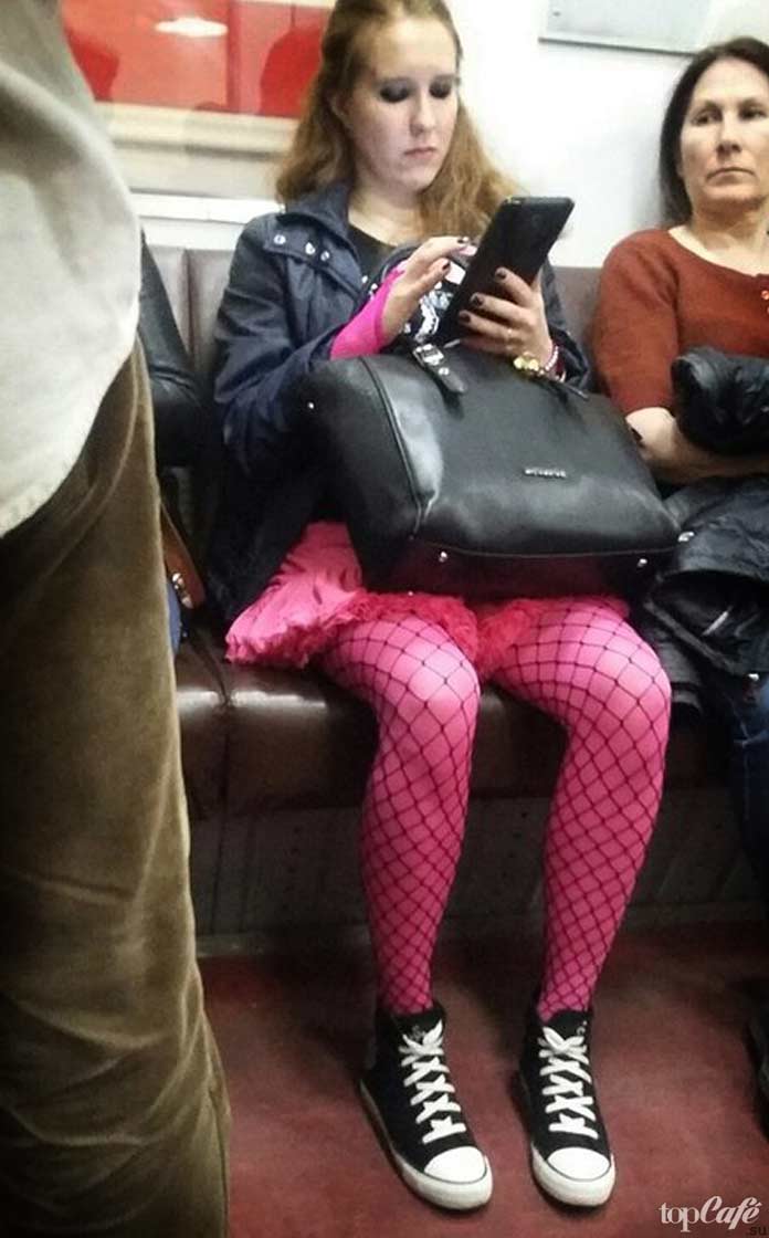 Стильная девушка в метро