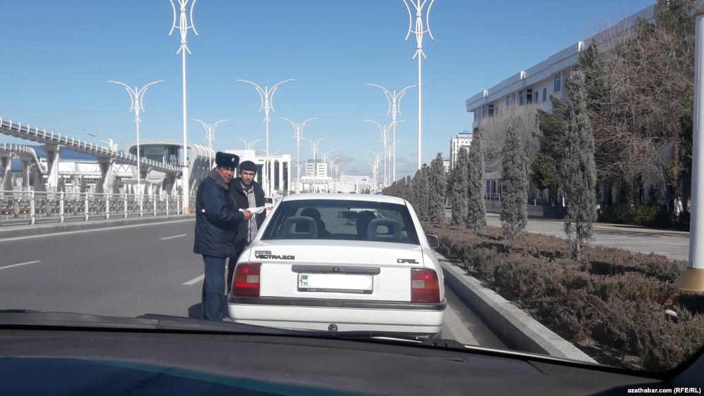 У женщин Туркмении отбирают права. Облавы уже начались водители