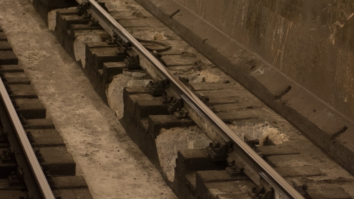 Движение в метро Петербурга восстановлено после падения пассажира на рельсы